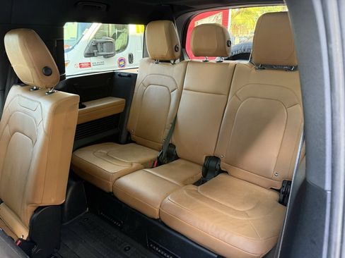 Used 2023 Land Rover Defender 130 SE image 30