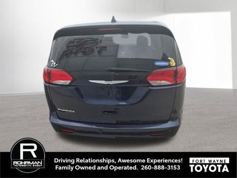 Used 2017 Chrysler Pacifica Touring FWD image 11