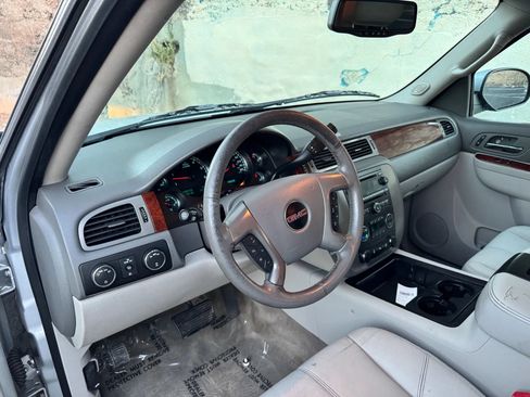 Used 2014 GMC Yukon XL SLT w/ SLT-2 Equipment Package AWD/4WD image 15