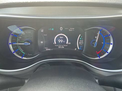 Used 2023 Chrysler Pacifica Limited w/ Uconnect Theater Family Group FWD image 11