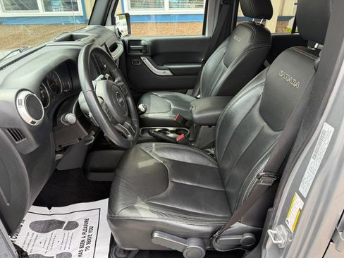 Used 2016 Jeep Wrangler Unlimited Sahara w/ Connectivity Group AWD/4WD image 12
