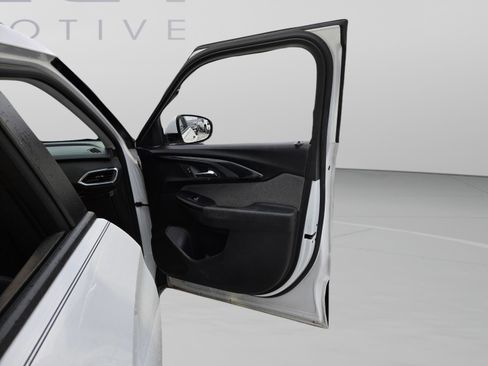 Used 2021 Chevrolet TrailBlazer LT w/ Premium Seating Package FWD image 10