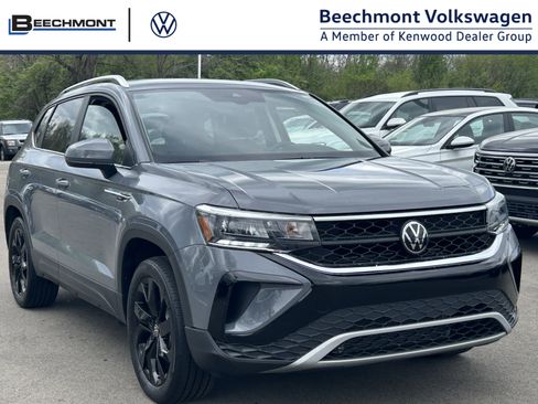 Used 2023 Volkswagen Taos SE w/ Black Wheel Package image 1