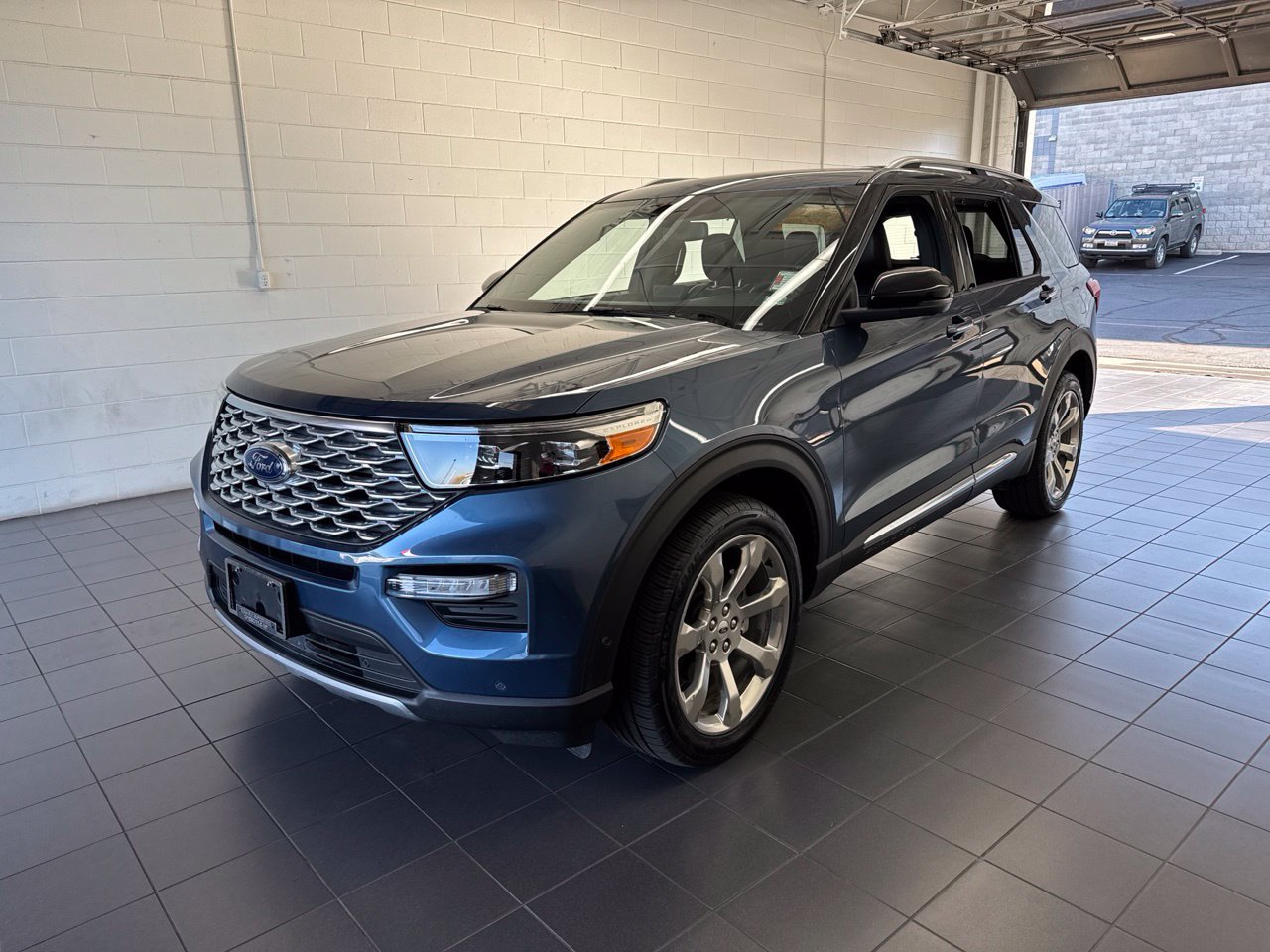 Used 2020 Ford Explorer Platinum w/ Premium Technology Package AWD/4WD image 4