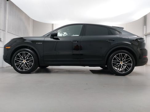 Certified 2024 Porsche Cayenne Coupe AWD/4WD image 2