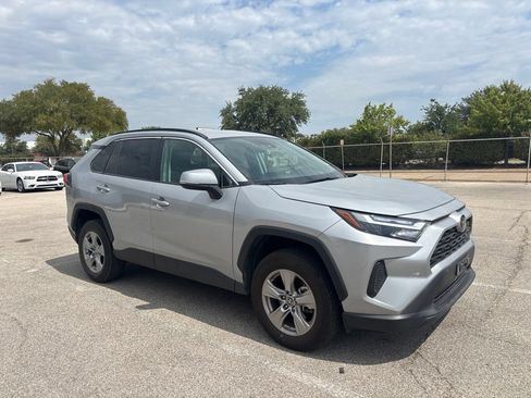 Used 2025 Toyota RAV4 XLE FWD image 3