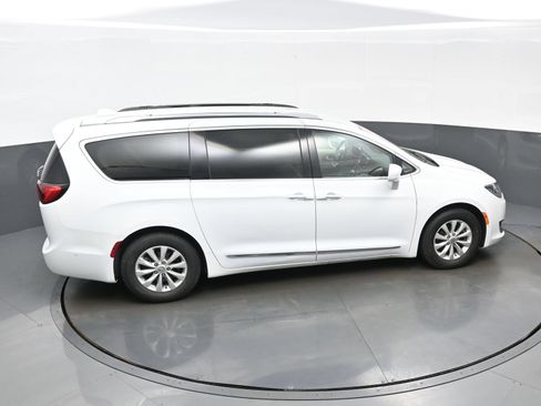 Used 2018 Chrysler Pacifica Touring-L Plus w/ Advanced Safetytec Group FWD image 43