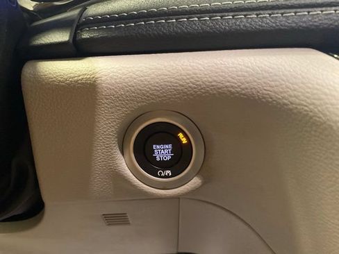 Used 2023 Chrysler Pacifica Limited FWD image 19