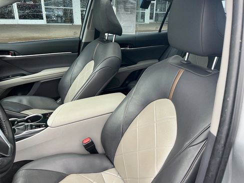 Used 2019 Toyota Camry XLE image 16