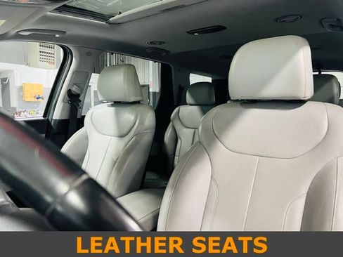 Used 2022 Hyundai Palisade SEL w/ Premium Package FWD image 2