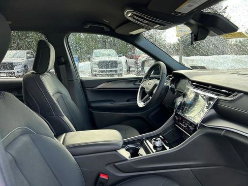 New 2025 Jeep Grand Cherokee Laredo w/ Luxury Tech Group I image 23