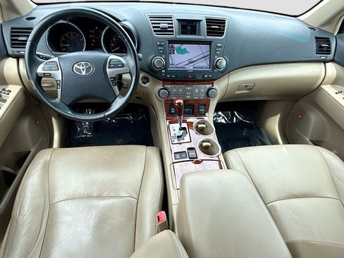 Used 2011 Toyota Highlander Limited w/ Tow Pkg AWD/4WD image 16