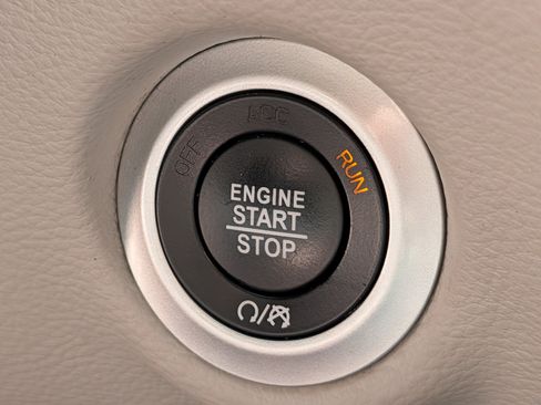 Used 2023 Chrysler Pacifica Limited FWD image 30