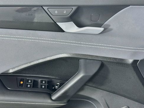 Certified 2025 Volkswagen Tiguan SE AWD/4WD image 11