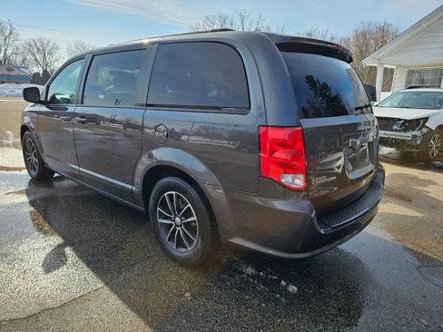 Used 2018 Dodge Grand Caravan SE image 3