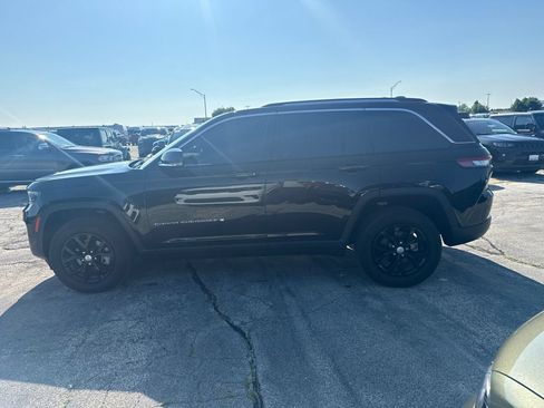 Used 2023 Jeep Grand Cherokee Limited AWD/4WD image 6