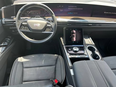 Certified 2026 Cadillac Escalade Luxury w/ LPO, Radiant Package AWD/4WD image 25