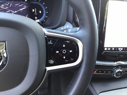 Certified 2025 Volvo XC60 B5 Plus image 19