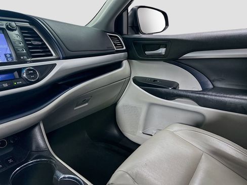 Used 2018 Toyota Highlander XLE image 23
