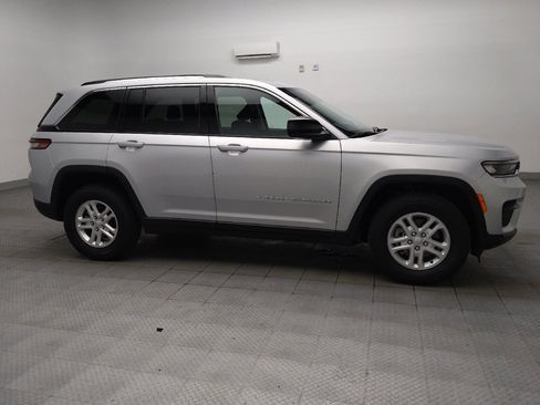 Used 2024 Jeep Grand Cherokee Laredo RWD image 11