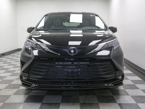 New 2026 Toyota Sienna XLE image 3
