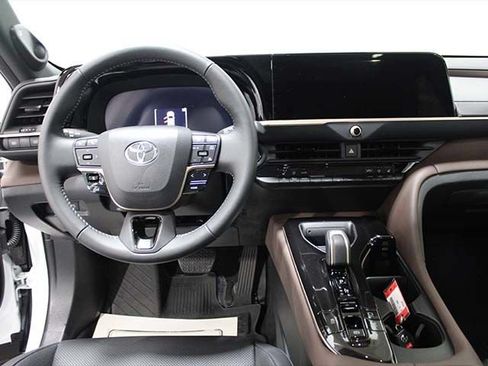 Certified 2024 Toyota Crown AWD/4WD image 12