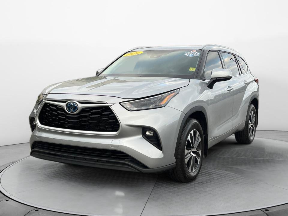 Used 2022 Toyota Highlander XLE AWD/4WD image 3