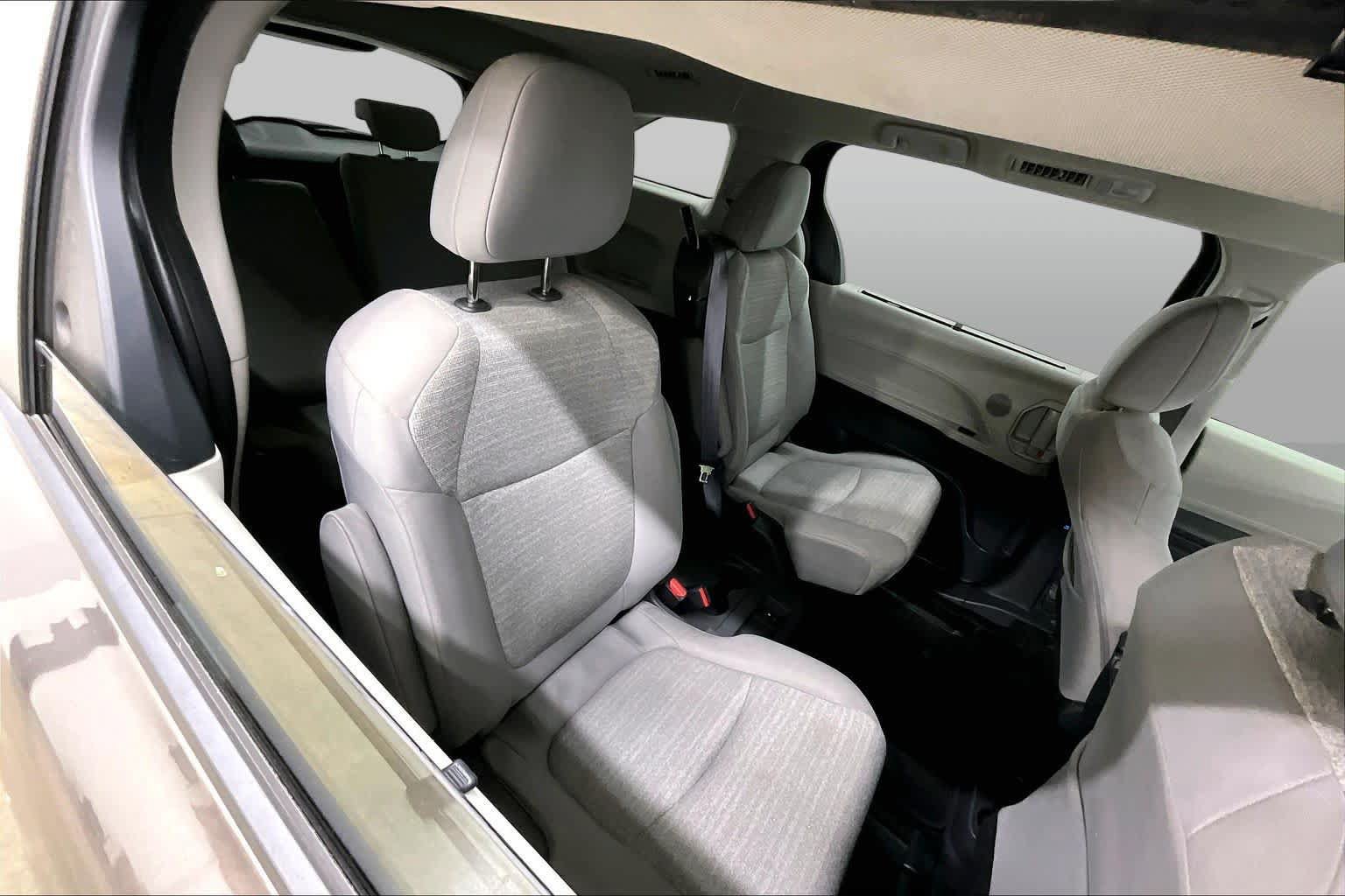 Used 2021 Toyota Sienna LE FWD image 19