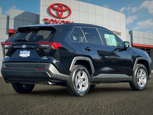 Used 2022 Toyota RAV4 LE image 3