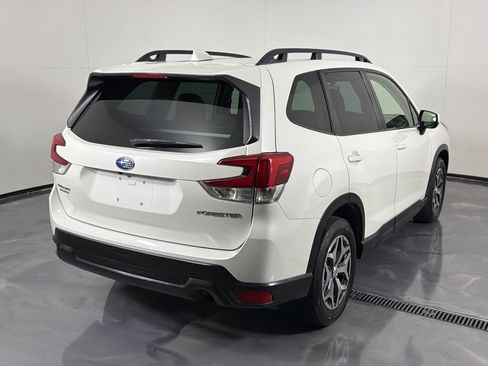 Used 2022 Subaru Forester Premium AWD/4WD image 5