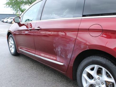 Used 2017 Chrysler Pacifica Touring-L w/ Tire & Wheel Group FWD image 43