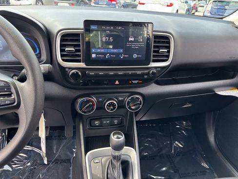 Used 2025 Hyundai Venue SE FWD image 19