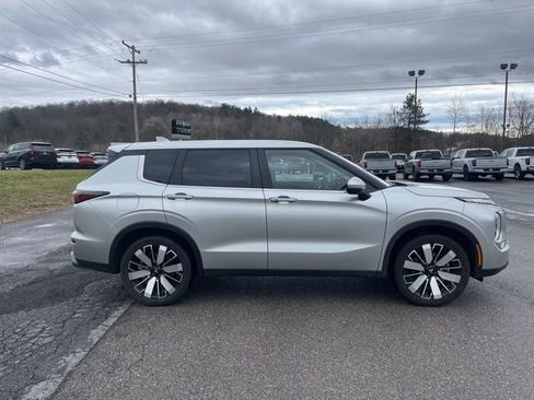 Used 2025 Mitsubishi Outlander SE image 4