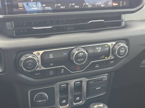 Used 2025 Jeep Wrangler Sport AWD/4WD image 17