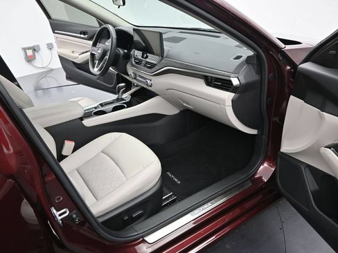 Used 2024 Nissan Altima 2.5 SL FWD image 6