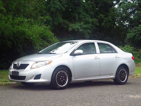 Used 2009 Toyota Corolla LE FWD image 1
