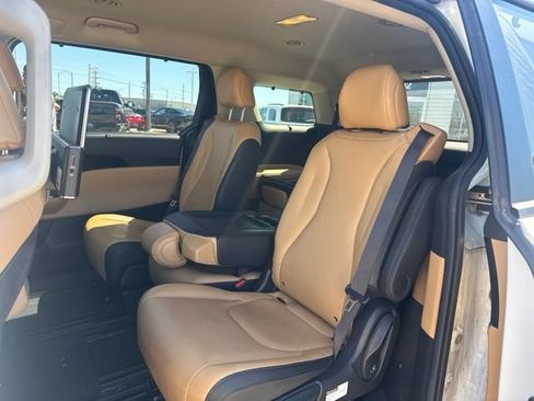Used 2022 Kia Carnival EX FWD image 9