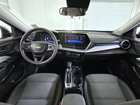 Used 2025 Chevrolet Trax LT FWD image 13