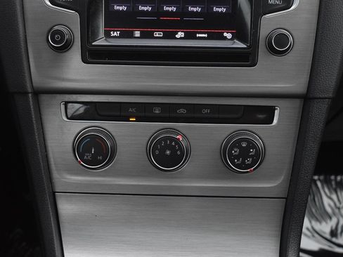 Used 2015 Volkswagen Golf S image 25