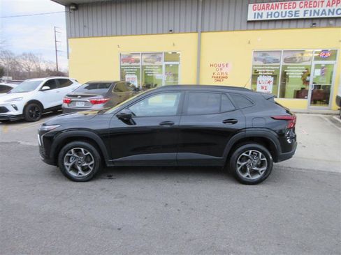 Used 2024 Chevrolet Trax LT image 2