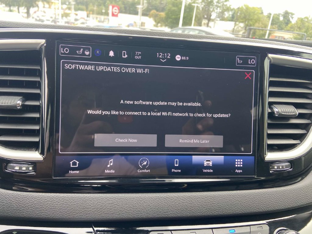 Used 2024 Chrysler Pacifica Touring-L FWD image 18