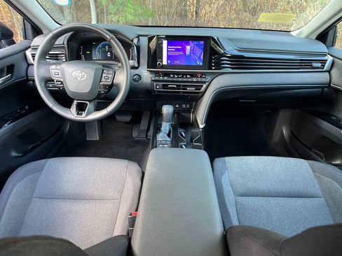 Used 2025 Toyota Camry LE w/ Convenience Package image 13