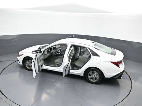 Used 2025 Hyundai Elantra SE FWD image 43