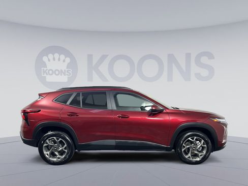 Used 2025 Chevrolet Trax LT w/ LT Convenience Package image 8