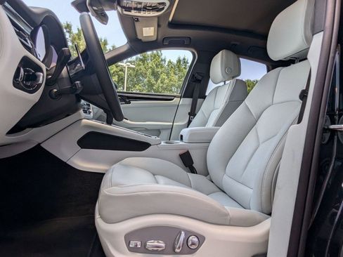 Used 2025 Porsche Macan image 5