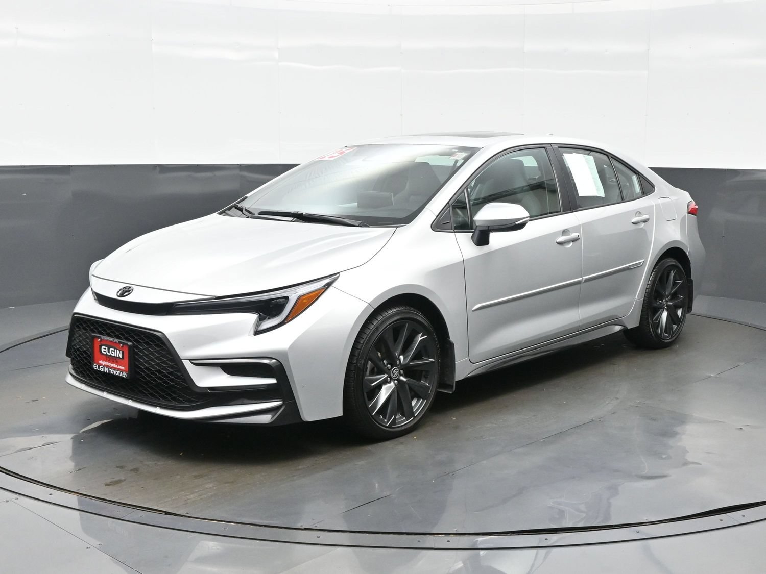 Used 2025 Toyota Corolla SE w/ SE Premium Package FWD image 2