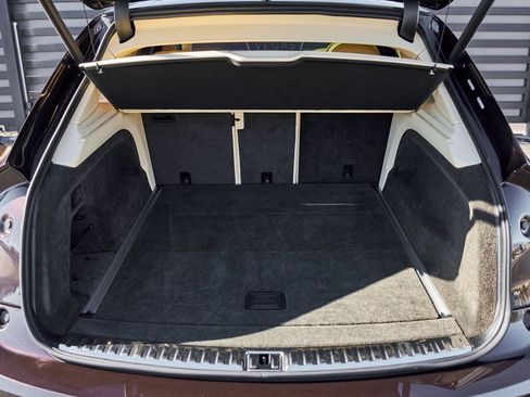 Used 2023 Bentley Bentayga Extended Wheelbase image 16