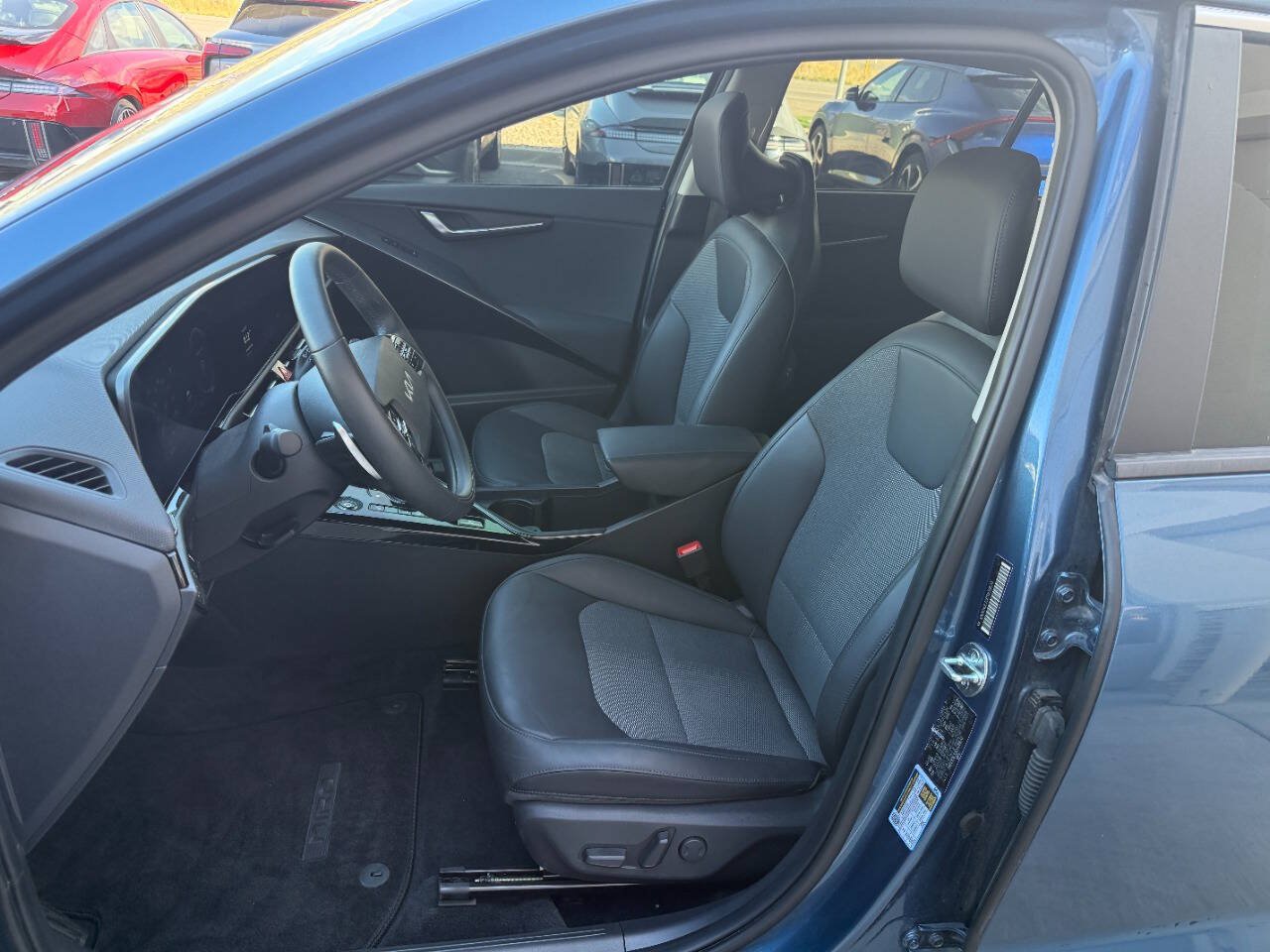 Used 2024 Kia Niro Wind w/ Wind Preserve Package FWD image 3