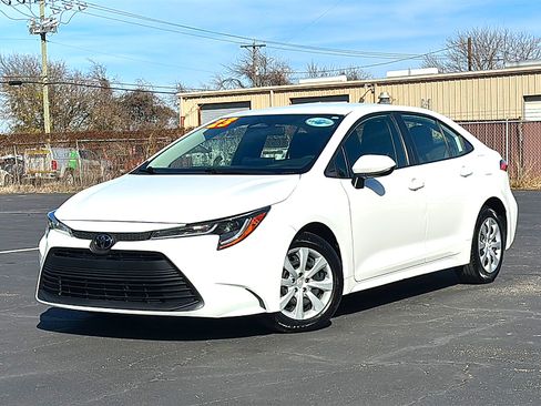 Used 2023 Toyota Corolla LE image 2