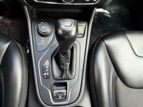 Used 2019 Jeep Cherokee Latitude Plus w/ Cold Weather Group image 14